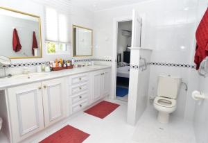 Et badeværelse på Beachside penthouse Cala de Mijas + 18 billeder