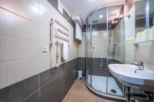 Koupelna v ubytování Hotel u Ledu + 37 fotografií