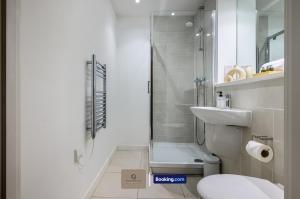 Koupelna v ubytování 2 Bedroom Apartment By Paul & Malin Properties Short Lets & Serviced Accommodation Stretford With Free WiFi & Gym Access