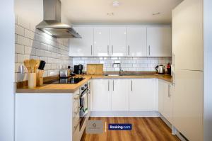 Kuchyň nebo kuchyňský kout v ubytování 2 Bedroom Apartment By Paul & Malin Properties Short Lets & Serviced Accommodation Stretford With Free WiFi & Gym Access