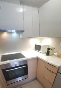 Apartment Verdi Split with free private parking space的厨房或小厨房