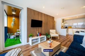 Kuchyň nebo kuchyňský kout v ubytování 2 Bedroom Apartment By Paul & Malin Properties Short Lets & Serviced Accommodation Stretford With Free WiFi & Gym Access + 30 fotografií