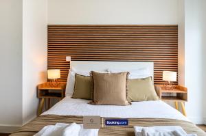 Postel nebo postele na pokoji v ubytování 2 Bedroom Apartment By Paul & Malin Properties Short Lets & Serviced Accommodation Stretford With Free WiFi & Gym Access