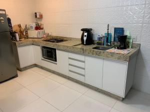 Η κουζίνα ή μικρή κουζίνα στο Casa Nova Araruama