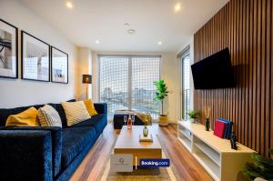 TV a/nebo společenská místnost v ubytování 2 Bedroom Apartment By Paul & Malin Properties Short Lets & Serviced Accommodation Stretford With Free WiFi & Gym Access