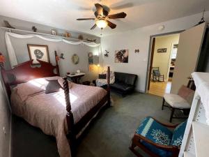 ein Schlafzimmer mit einem Bett und einem Deckenventilator in der Unterkunft Waterfront Cabin Rental for Groups of 16 with Jacuzzi Bathtub in Texas Hill Country in Marble Falls