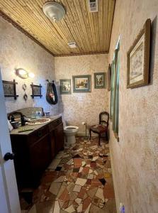 ein Badezimmer mit Waschbecken und Toilette in der Unterkunft Waterfront Cabin Rental for Groups of 16 with Jacuzzi Bathtub in Texas Hill Country in Marble Falls + 36 Fotos