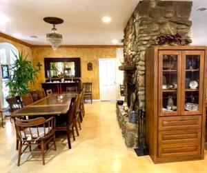 ein Esszimmer mit einem Tisch und einer Steinwand in der Unterkunft Waterfront Cabin Rental for Groups of 16 with Jacuzzi Bathtub in Texas Hill Country in Marble Falls