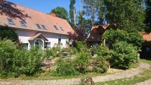 Taman di luar Haus Sturmfried - Sausewind
