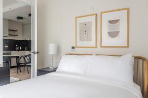 Una cama o camas en una habitación de Blueground Bridge Plaza rooftop nr Brooklyn Bridge NYC-1872