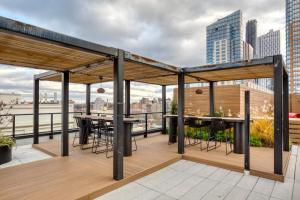 Un balcón o terraza en Blueground Bridge Plaza rooftop nr Brooklyn Bridge NYC-1872