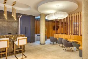 Un lugar para sentarse en Blueground Bridge Plaza rooftop nr Brooklyn Bridge NYC-1872