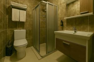 A bathroom at Monezza Avcılar