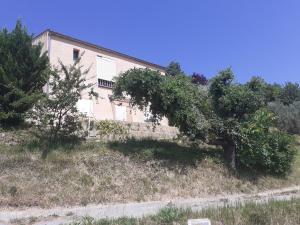 Το κτήριο όπου στεγάζεται  η παραθεριστική κατοικία +4 φωτογραφίες