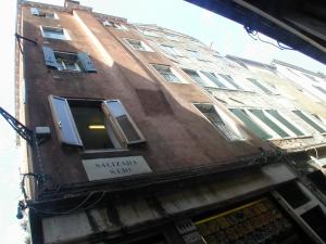 un edificio con un cartel en el costado en Appartamento Goldoni, en Venecia