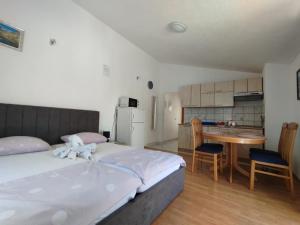 ครัวหรือมุมครัวของ VILLA VENDULA, 60 metrů od moře