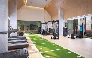 ein Indoor-Fitnessstudio mit Laufbändern und Trainingsgeräten in der Unterkunft Blueground Round Rock pool nr Chisholm Trail ATX-326 in Austin