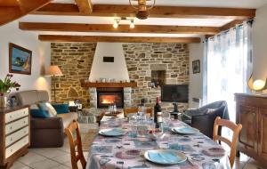 a dining room with a table and a fireplace at Maison Indépendante Au Calme in Mahalon