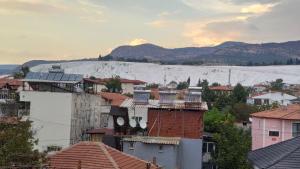 una ciudad con tejados y una montaña cubierta de nieve en Engin HOME, en Pamukkale