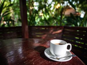 Kahvin ja teen valmistusvälineet majoituspaikassa Baan Nam Pen Resort