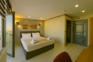A bed or beds in a room at Monezza Avcılar
