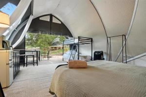 Ένα ή περισσότερα κρεβάτια σε δωμάτιο στο Glamping in Nature Near Mt Rushmore