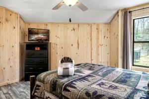 ein Schlafzimmer mit einem Bett und einem Deckenventilator in der Unterkunft Magnificent Cabin with Hot-tub and Hiking Trails Near in Gatlinburg, Tennessee in Cartertown + 31 Fotos