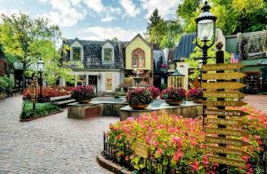 ein Straßenschild vor einem Haus mit Blumen in der Unterkunft Magnificent Cabin with Hot-tub and Hiking Trails Near in Gatlinburg, Tennessee in Cartertown