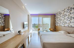 Кровать или кровати в номере Seasons Hotel (Adults Only)
