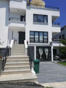 Το κτήριο όπου στεγάζεται  το διαμέρισμα