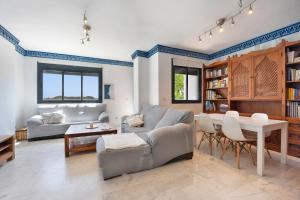 a living room with a couch and a table at Apartamento Bahía Golf Suites in El Puerto de Santa María