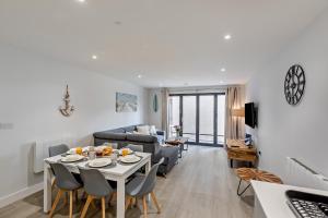 una sala de estar con una mesa y un sofá en 2 Putsborough - Luxury Apartment at Byron Woolacombe, only 4 minute walk to Woolacombe Beach!, en Woolacombe 31 fotos más