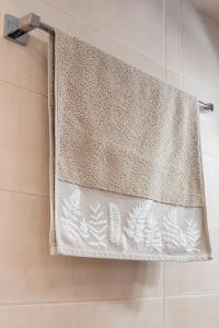 une serviette suspendue dans une douche dans une salle de bain dans l'établissement Pittakou Loft, à Mytilène