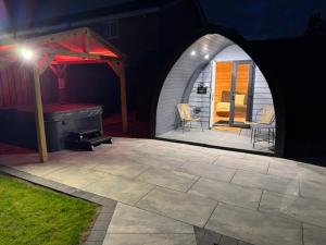 una carpa con patio con parrilla y sillas en Oakwood Farm Chester, en Chester