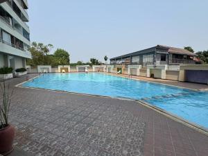 a large swimming pool on top of a building at Angket Select Resort Pool Apartment in Jomtien Beach