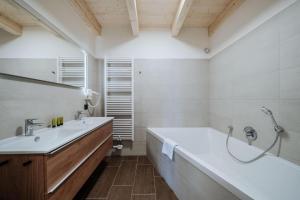 A bathroom at Clofers Active Apartments Sonnleitn Még 37 kép