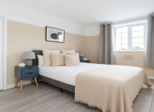a bedroom with a large white bed and a window at Spacious 2-Bedroom Apartment in Crystal Palace in London