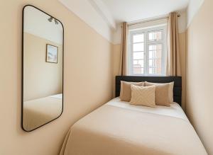 a bedroom with a mirror and a bed at Spacious 2-Bedroom Apartment in Crystal Palace in London