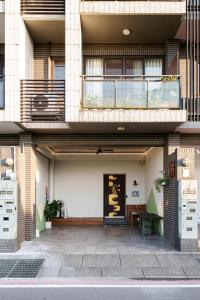 The facade or entrance of 漫居包棟民宿- 有電梯, 電動車充電樁, 電動麻將, Switch