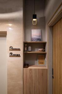 A kitchen or kitchenette at 漫居包棟民宿- 有電梯, 電動車充電樁, 電動麻將, Switch