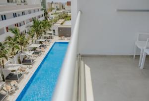 Бассейн в Seasons Hotel (Adults Only) или поблизости