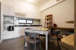 A kitchen or kitchenette at 漫居包棟民宿- 有電梯, 電動車充電樁, 電動麻將, Switch