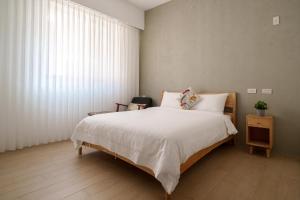 A bed or beds in a room at 漫居包棟民宿- 有電梯, 電動車充電樁, 電動麻將, Switch
