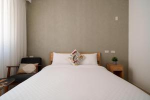 A bed or beds in a room at 漫居包棟民宿- 有電梯, 電動車充電樁, 電動麻將, Switch