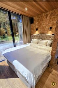 una camera da letto con un grande letto e un muro in pietra di Tiny holiday complex in Kalana a Kalana