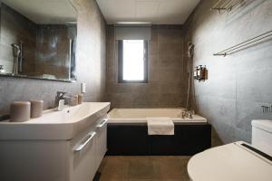 A bathroom at 漫居包棟民宿- 有電梯, 電動車充電樁, 電動麻將, Switch