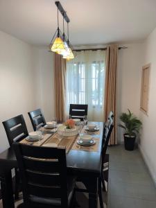 mesa de comedor con sillas y comedor en Nyayo Estate Embakasi near Airport and Sgr, en Nairobi 5 fotos más