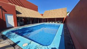 ein Schwimmbad vor einem Gebäude in der Unterkunft Hotel Zar La Paz in La Paz