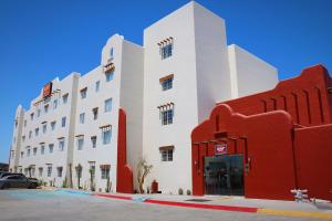 ein weiß-rotes Gebäude mit einem davor geparkten Auto. in der Unterkunft Hotel Zar La Paz in La Paz