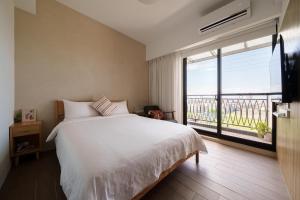 A bed or beds in a room at 漫居包棟民宿- 有電梯, 電動車充電樁, 電動麻將, Switch
